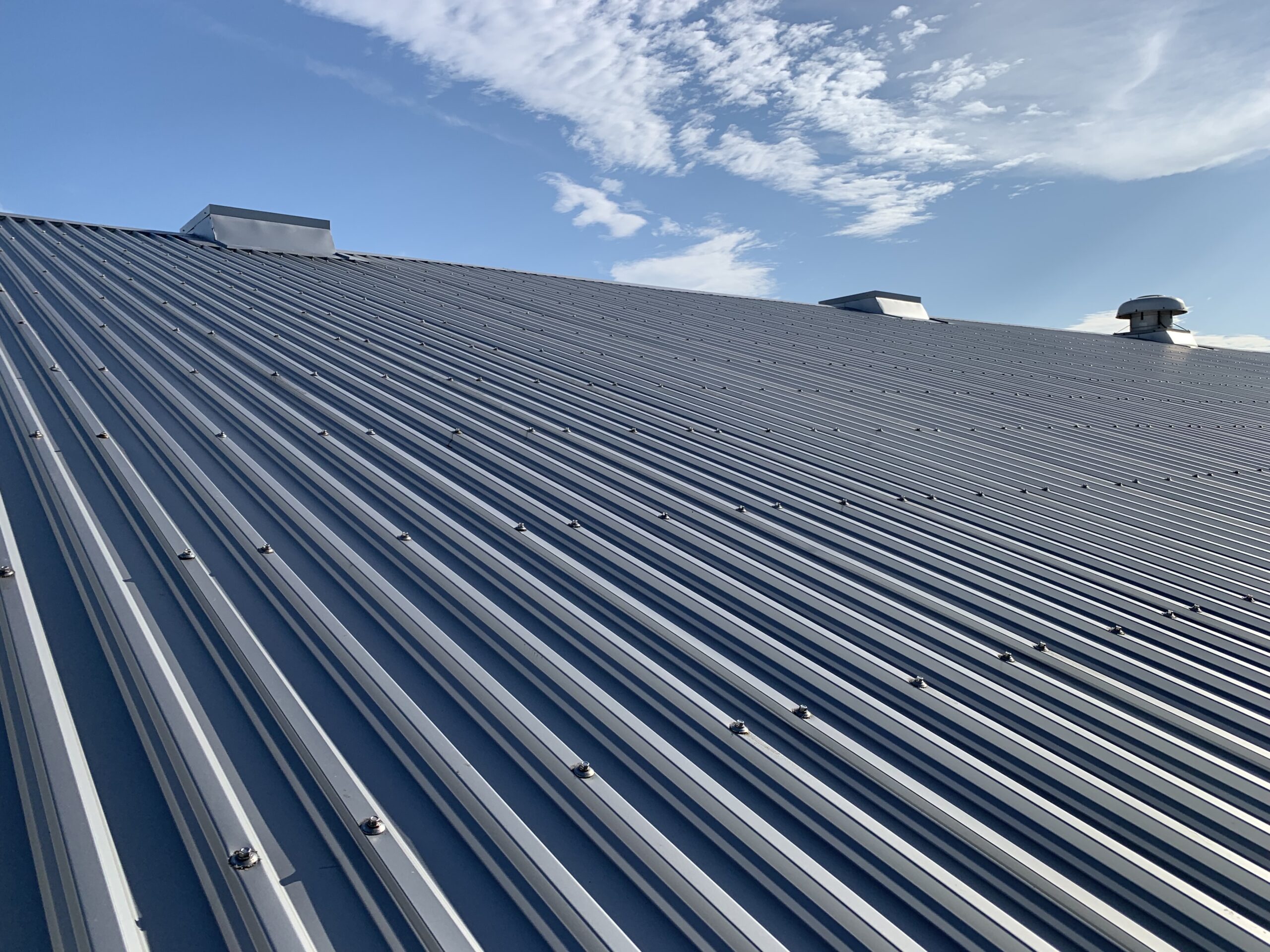 操業中も施工可能なスレート屋根板金カバー工法｜サーモバリアS＋通気層で屋根の遮熱性能を大幅向上